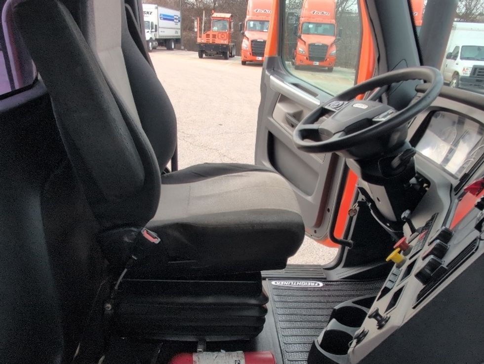 Day Cab Tractor-Heavy Duty Tractors-Freightliner-2019-T11664ST-San Antonio-TX-322,664\n\t\tmiles-$ 42,500 - Image 14