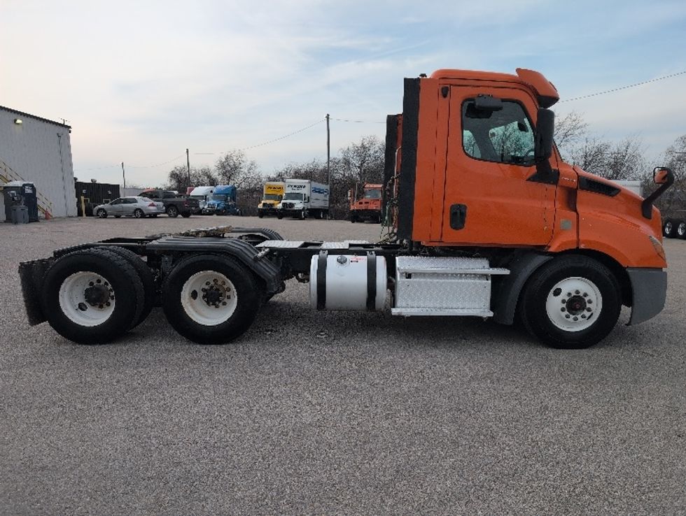 Day Cab Tractor-Heavy Duty Tractors-Freightliner-2019-T11664ST-San Antonio-TX-322,664\n\t\tmiles-$ 42,500 - Image 8