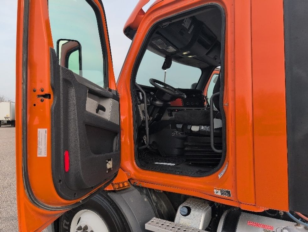 Day Cab Tractor-Heavy Duty Tractors-Freightliner-2019-T11664ST-San Antonio-TX-322,664\n\t\tmiles-$ 42,500 - Image 9