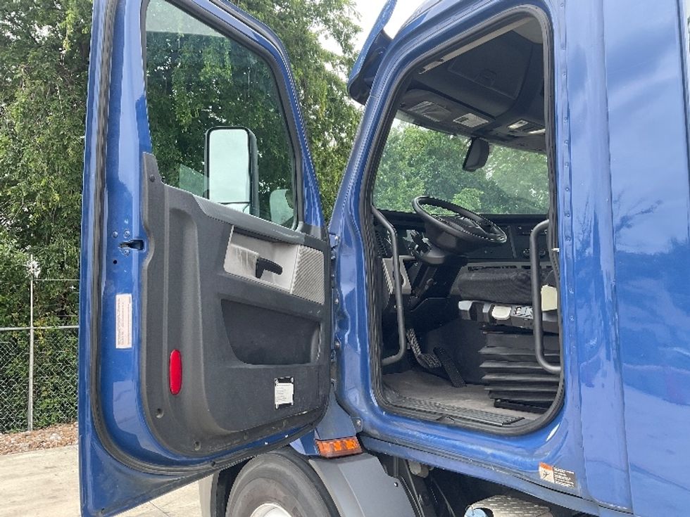 Day Cab Tractor-Heavy Duty Tractors-Freightliner-2019-T11664ST-San Antonio-TX-344,755\n\t\tmiles-$ 43,250 - Image 10