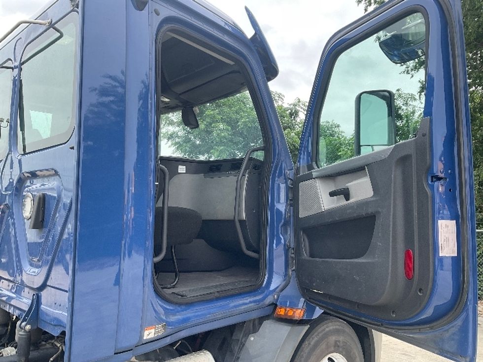 Day Cab Tractor-Heavy Duty Tractors-Freightliner-2019-T11664ST-San Antonio-TX-344,755\n\t\tmiles-$ 43,250 - Image 13