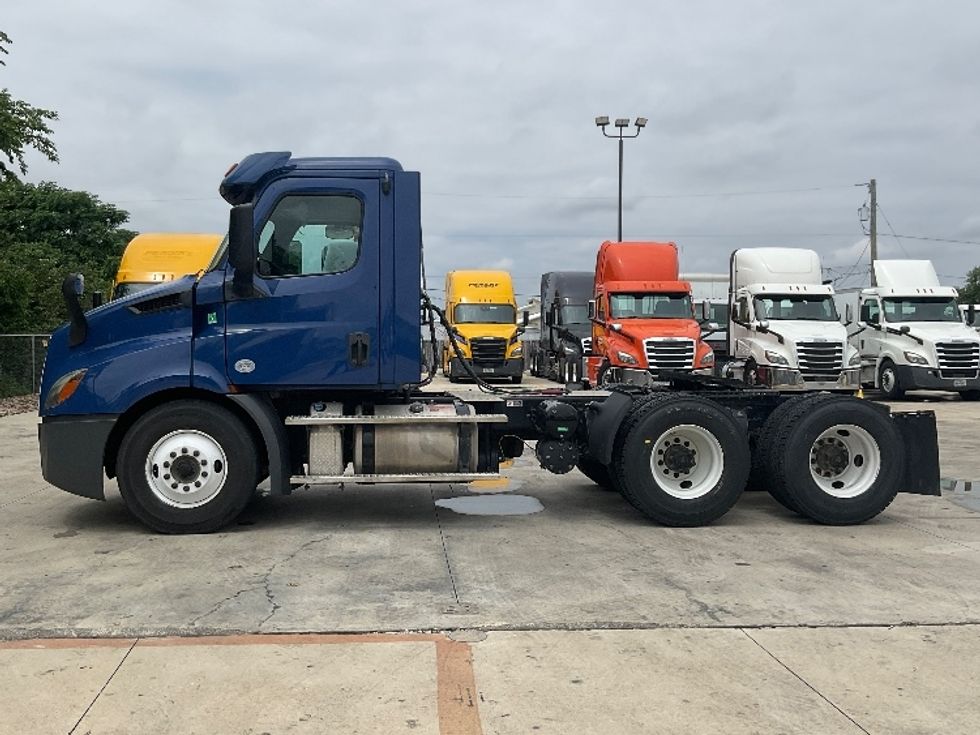Day Cab Tractor-Heavy Duty Tractors-Freightliner-2019-T11664ST-San Antonio-TX-344,755\n\t\tmiles-$ 43,250 - Image 4