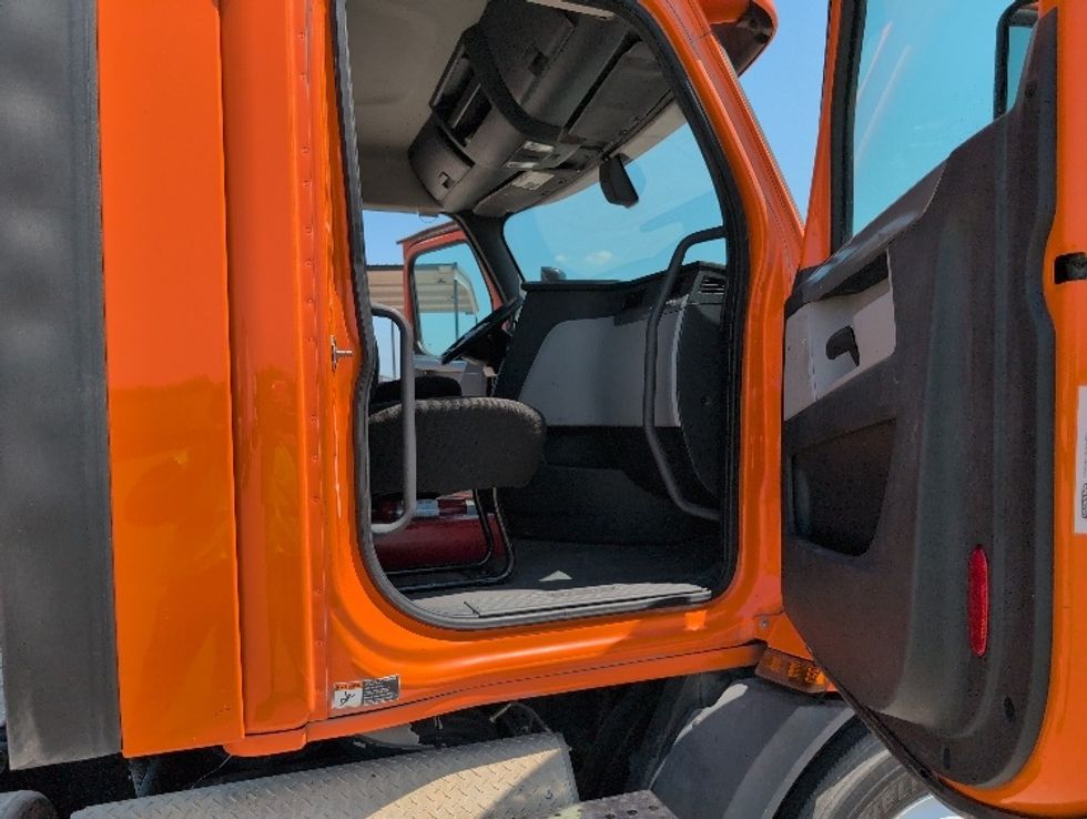 Day Cab Tractor-Heavy Duty Tractors-Freightliner-2019-T11664ST-San Antonio-TX-400,824\n\t\tmiles-$ 42,500 - Image 12