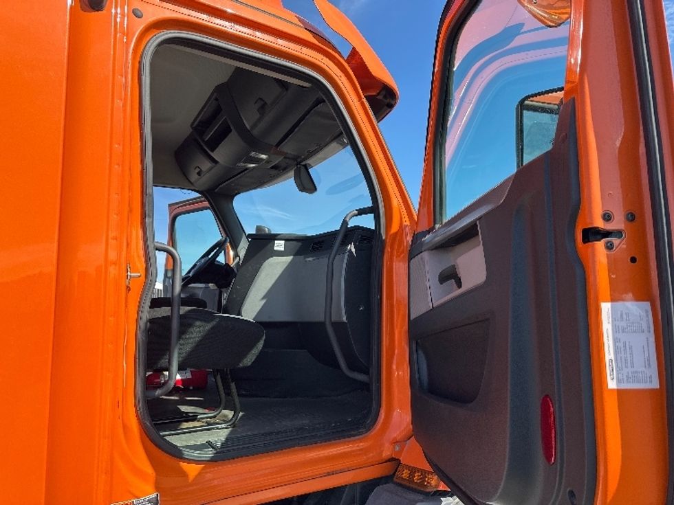 Day Cab Tractor-Heavy Duty Tractors-Freightliner-2019-T11664ST-San Antonio-TX-406,213\n\t\tmiles-$ 47,750 - Image 12