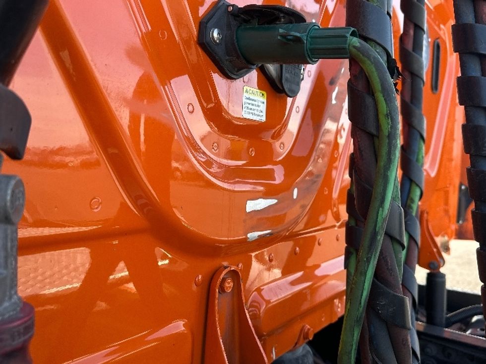 Day Cab Tractor-Heavy Duty Tractors-Freightliner-2019-T11664ST-San Antonio-TX-406,213\n\t\tmiles-$ 47,750 - Image 17