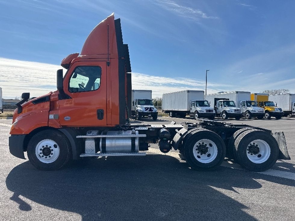 Day Cab Tractor-Heavy Duty Tractors-Freightliner-2019-T11664ST-San Antonio-TX-406,213\n\t\tmiles-$ 47,750 - Image 4