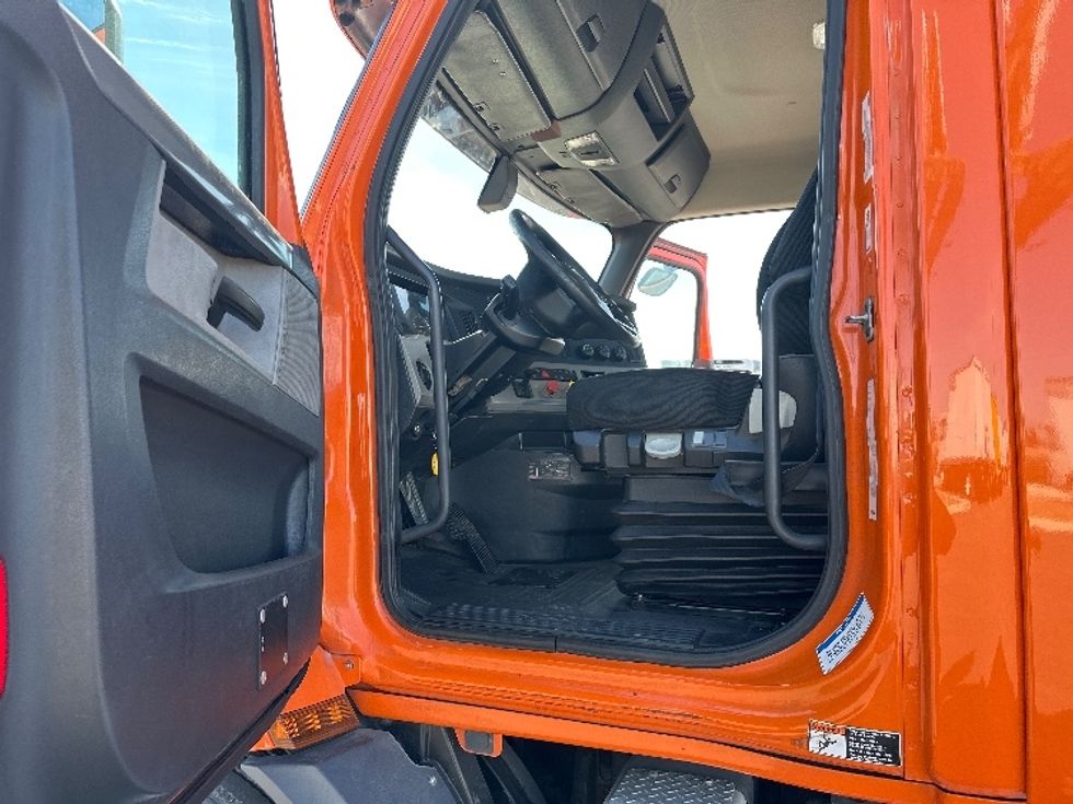 Day Cab Tractor-Heavy Duty Tractors-Freightliner-2019-T11664ST-San Antonio-TX-406,213\n\t\tmiles-$ 47,750 - Image 9