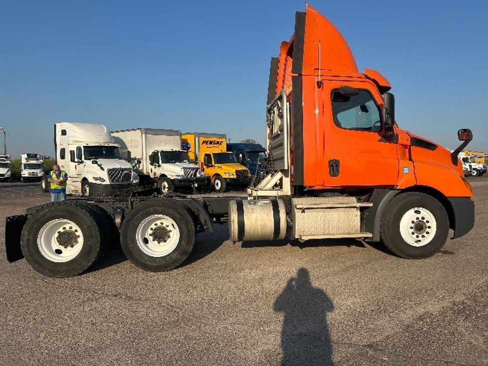 Day Cab Tractor-Heavy Duty Tractors-Freightliner-2019-T11664ST-San Antonio-TX-410,145\n\t\tmiles-$ 38,500 - Image 8
