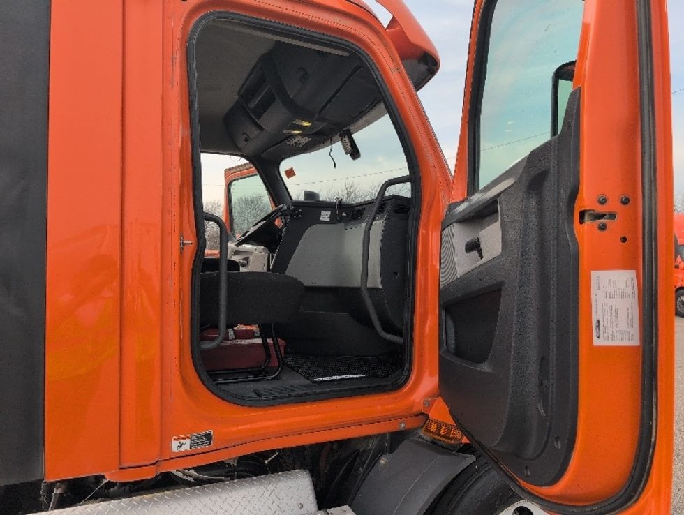 Day Cab Tractor-Heavy Duty Tractors-Freightliner-2019-T11664ST-San Antonio-TX-420,824\n\t\tmiles-$ 37,500 - Image 12