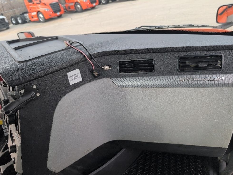 Day Cab Tractor-Heavy Duty Tractors-Freightliner-2019-T11664ST-San Antonio-TX-420,824\n\t\tmiles-$ 37,500 - Image 13