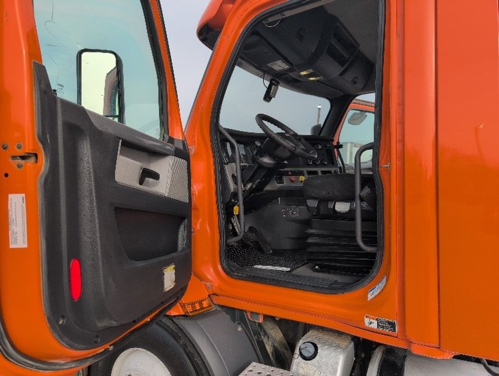 Day Cab Tractor-Heavy Duty Tractors-Freightliner-2019-T11664ST-San Antonio-TX-420,824\n\t\tmiles-$ 37,500 - Image 9