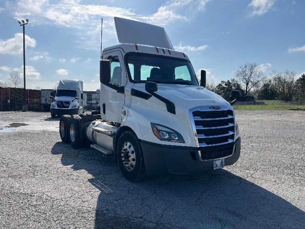 Day Cab Tractor-Heavy Duty Tractors-Freightliner-2019-T11664ST-Sellersburg-IN-554,882\n\t\tmiles-$ 33,750 - Image 1