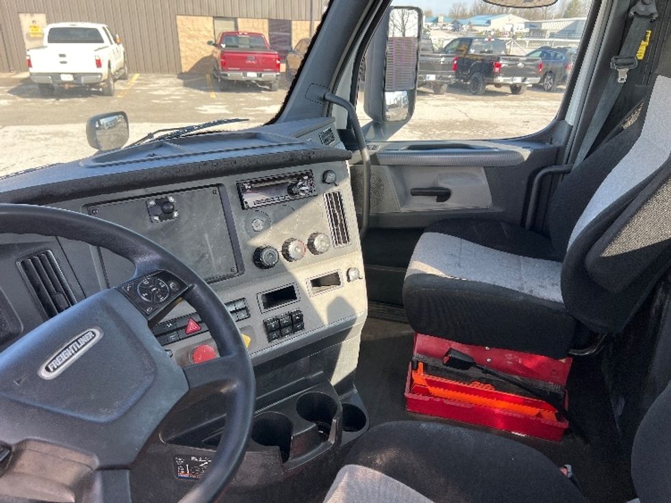 Day Cab Tractor-Heavy Duty Tractors-Freightliner-2019-T11664ST-Sellersburg-IN-554,882\n\t\tmiles-$ 33,750 - Image 10