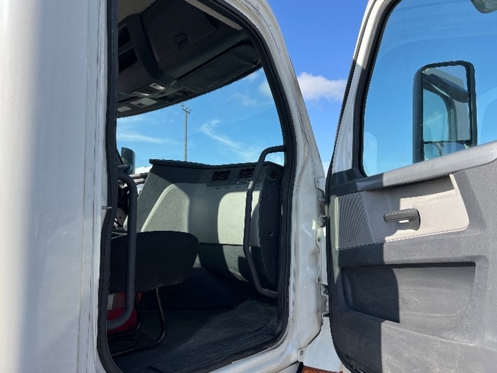 Day Cab Tractor-Heavy Duty Tractors-Freightliner-2019-T11664ST-Sellersburg-IN-554,882\n\t\tmiles-$ 33,750 - Image 12