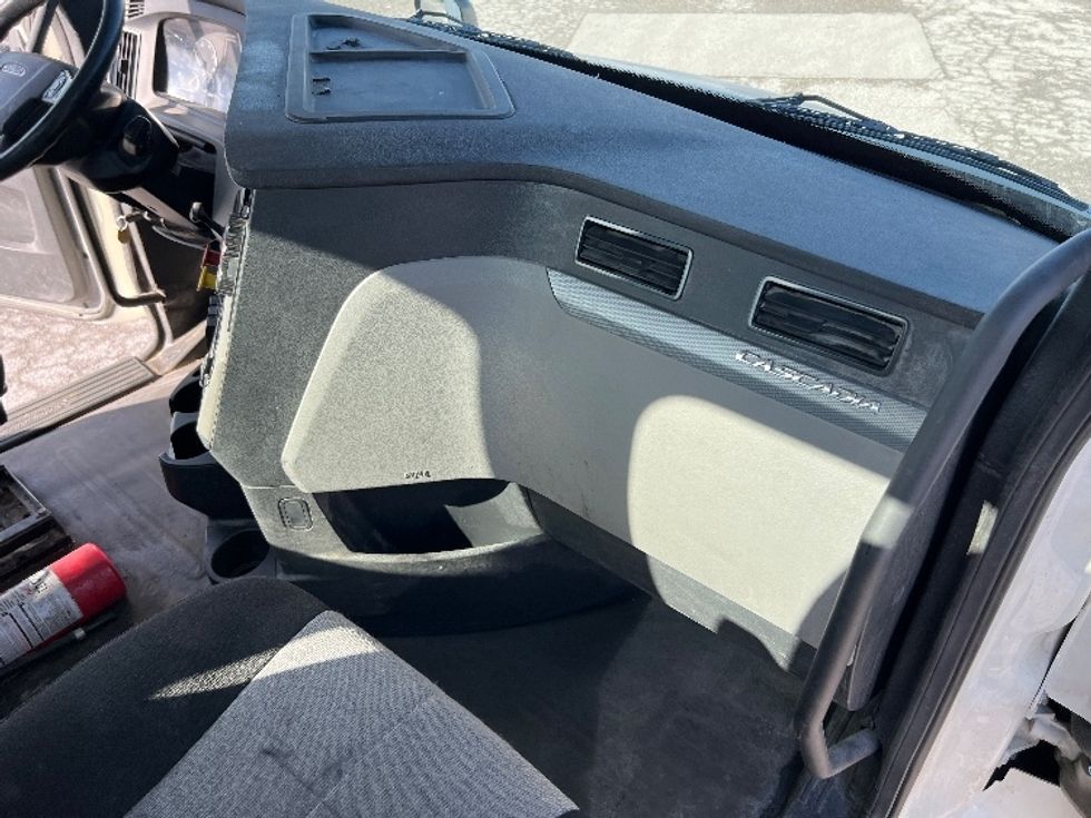 Day Cab Tractor-Heavy Duty Tractors-Freightliner-2019-T11664ST-Sellersburg-IN-554,882\n\t\tmiles-$ 33,750 - Image 13