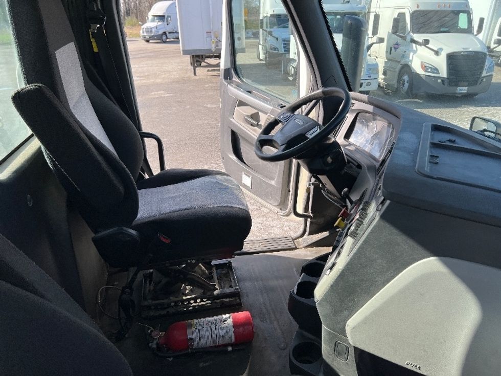 Day Cab Tractor-Heavy Duty Tractors-Freightliner-2019-T11664ST-Sellersburg-IN-554,882\n\t\tmiles-$ 33,750 - Image 14