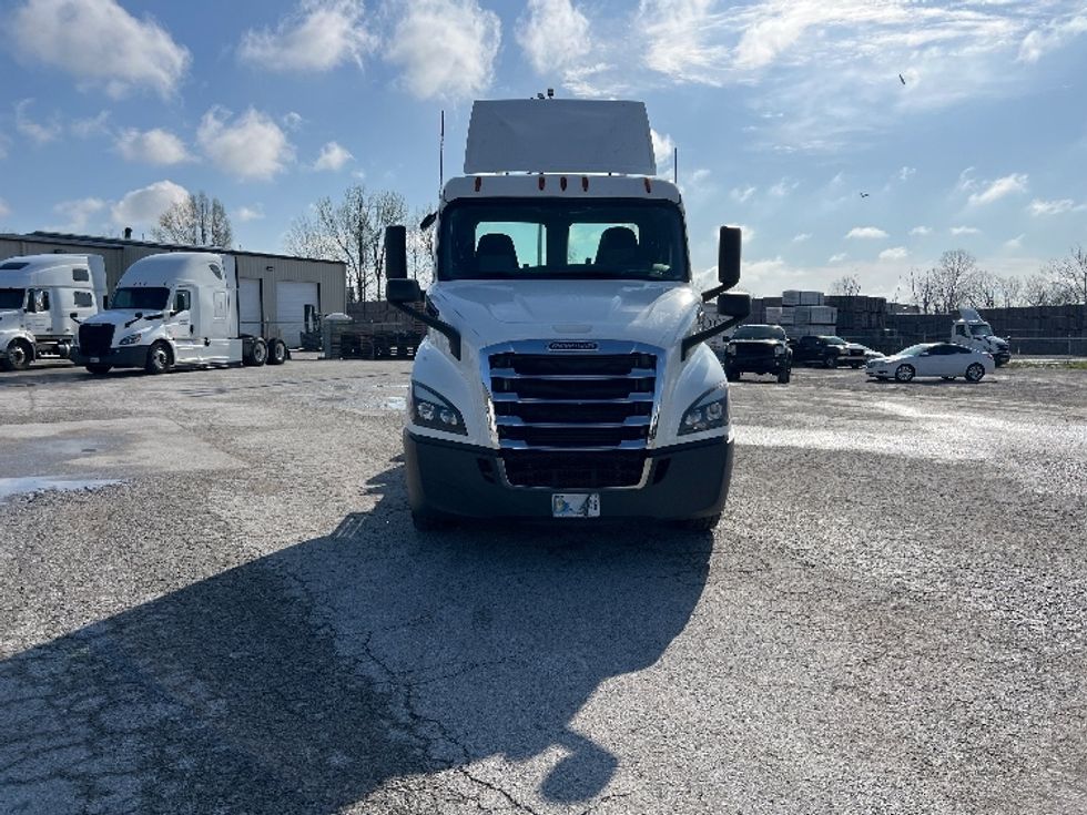 Day Cab Tractor-Heavy Duty Tractors-Freightliner-2019-T11664ST-Sellersburg-IN-554,882\n\t\tmiles-$ 33,750 - Image 2