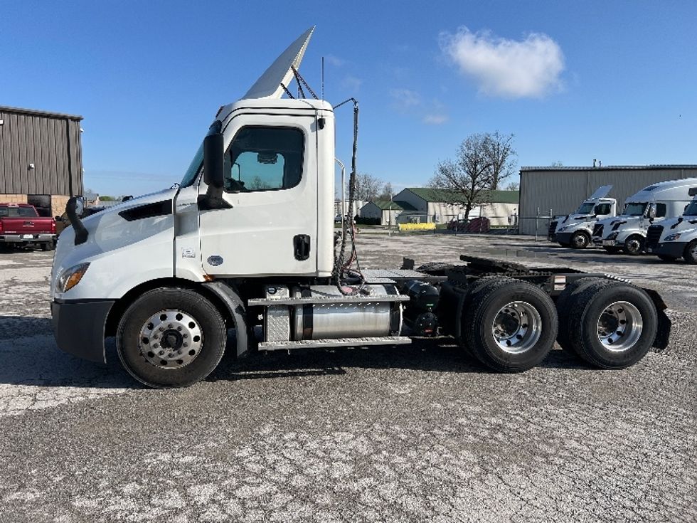 Day Cab Tractor-Heavy Duty Tractors-Freightliner-2019-T11664ST-Sellersburg-IN-554,882\n\t\tmiles-$ 33,750 - Image 4