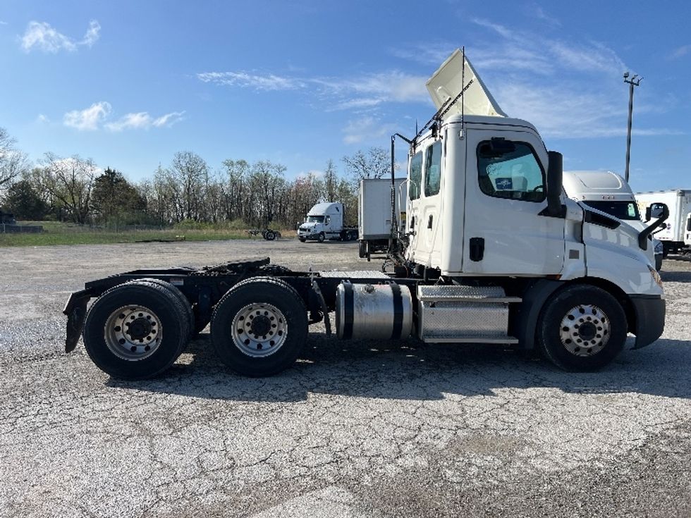 Day Cab Tractor-Heavy Duty Tractors-Freightliner-2019-T11664ST-Sellersburg-IN-554,882\n\t\tmiles-$ 33,750 - Image 8