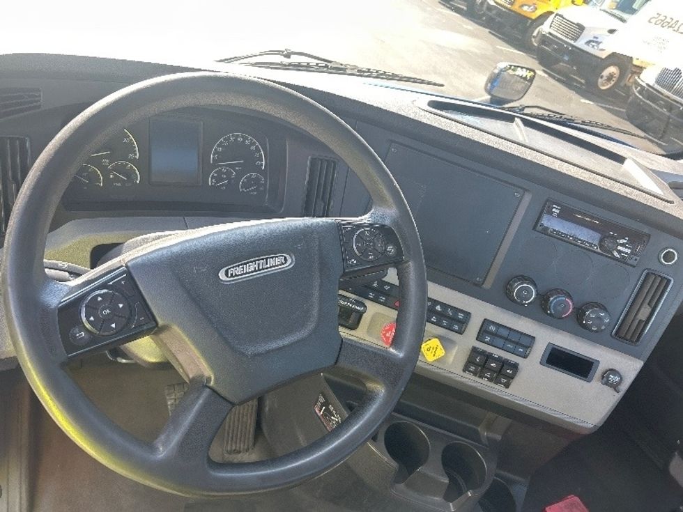 Day Cab Tractor-Heavy Duty Tractors-Freightliner-2019-T11664ST-Swedesboro-NJ-249,017\n\t\tmiles-$ 47,000 - Image 11