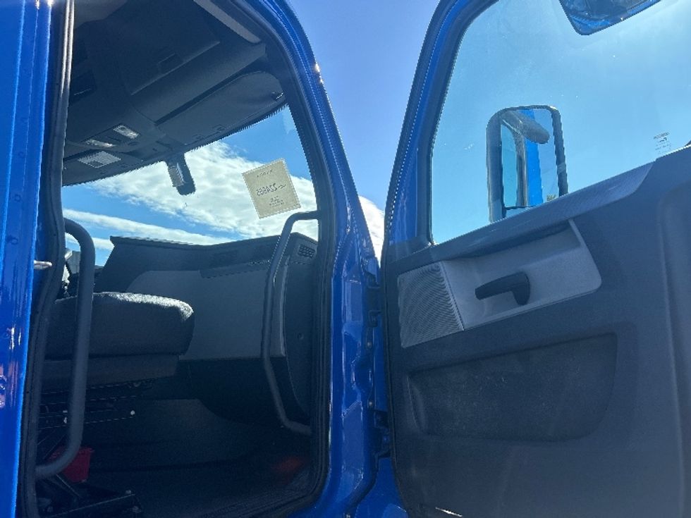 Day Cab Tractor-Heavy Duty Tractors-Freightliner-2019-T11664ST-Swedesboro-NJ-260,389\n\t\tmiles-$ 40,500 - Image 12
