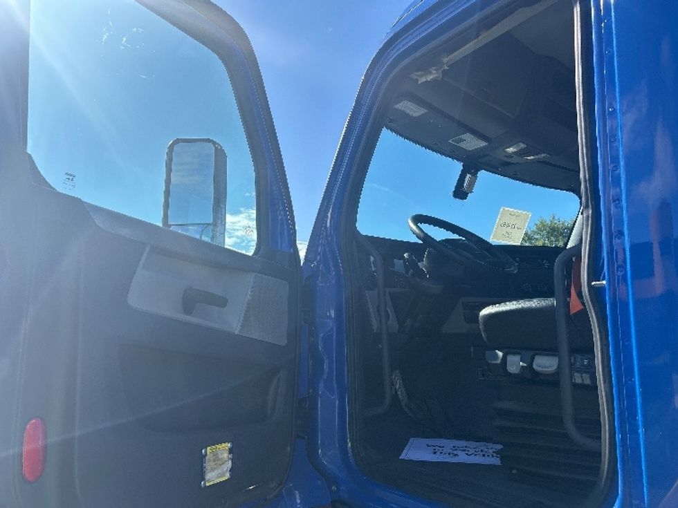 Day Cab Tractor-Heavy Duty Tractors-Freightliner-2019-T11664ST-Swedesboro-NJ-260,389\n\t\tmiles-$ 40,500 - Image 9
