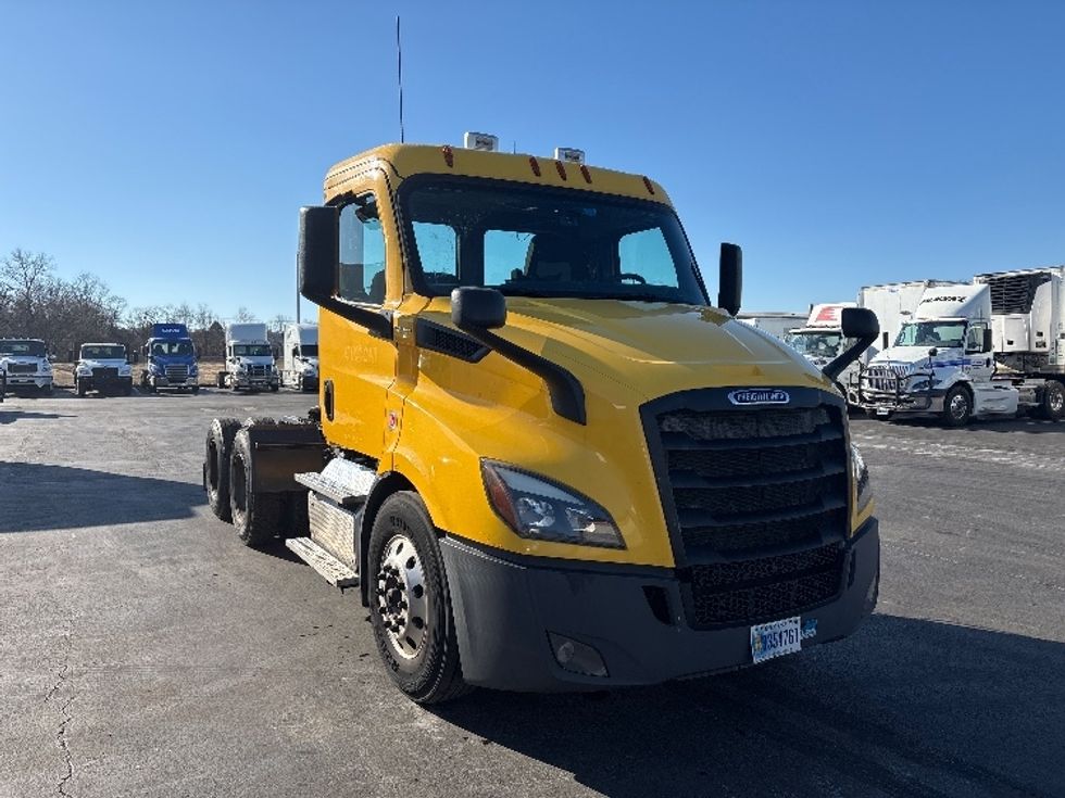 Day Cab Tractor-Heavy Duty Tractors-Freightliner-2019-T11664ST-Swedesboro-NJ-295,521\n\t\tmiles-$ 49,750 - Image 1
