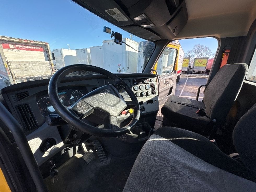 Day Cab Tractor-Heavy Duty Tractors-Freightliner-2019-T11664ST-Swedesboro-NJ-295,521\n\t\tmiles-$ 49,750 - Image 10