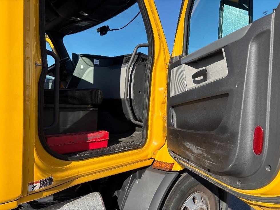 Day Cab Tractor-Heavy Duty Tractors-Freightliner-2019-T11664ST-Swedesboro-NJ-295,521\n\t\tmiles-$ 49,750 - Image 12