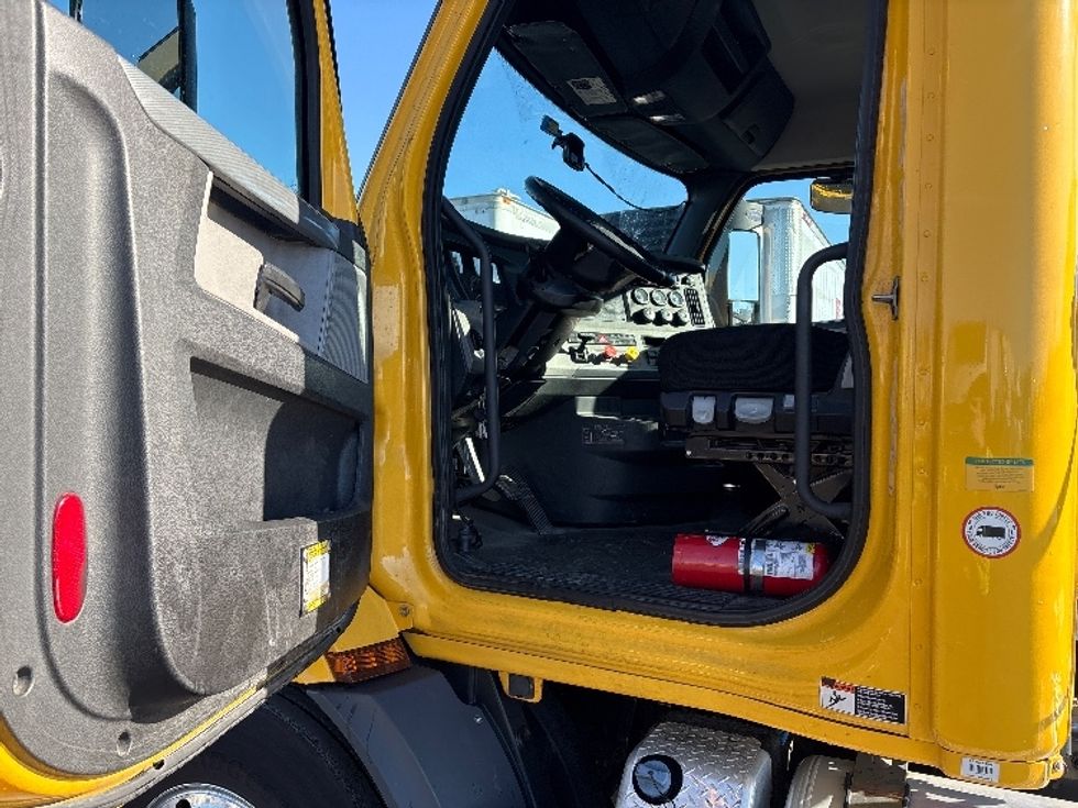Day Cab Tractor-Heavy Duty Tractors-Freightliner-2019-T11664ST-Swedesboro-NJ-295,521\n\t\tmiles-$ 49,750 - Image 9