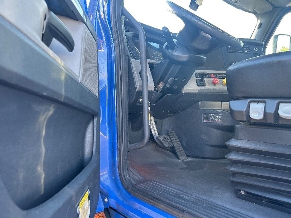 Day Cab Tractor-Heavy Duty Tractors-Freightliner-2019-T11664ST-Swedesboro-NJ-297,528\n\t\tmiles-$ 44,000 - Image 10
