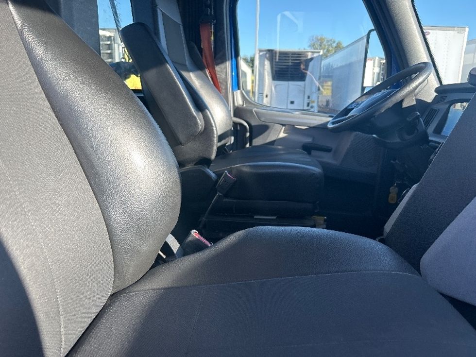 Day Cab Tractor-Heavy Duty Tractors-Freightliner-2019-T11664ST-Swedesboro-NJ-297,528\n\t\tmiles-$ 44,000 - Image 13