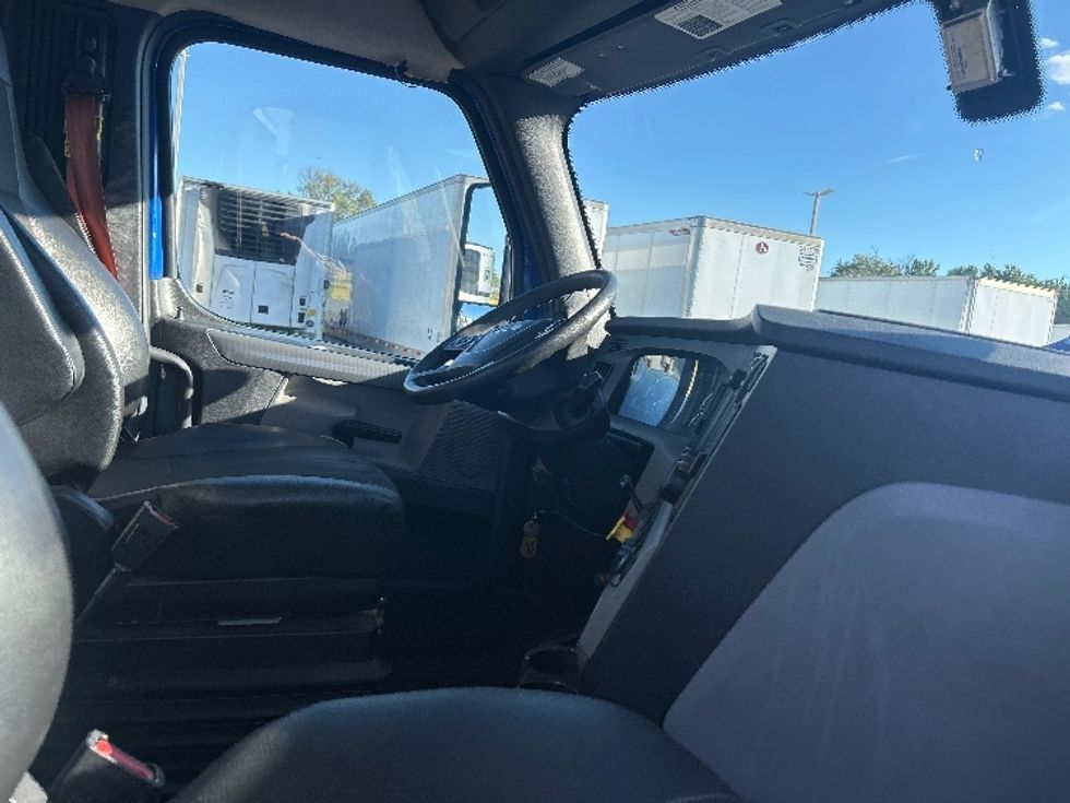 Day Cab Tractor-Heavy Duty Tractors-Freightliner-2019-T11664ST-Swedesboro-NJ-297,528\n\t\tmiles-$ 44,000 - Image 14
