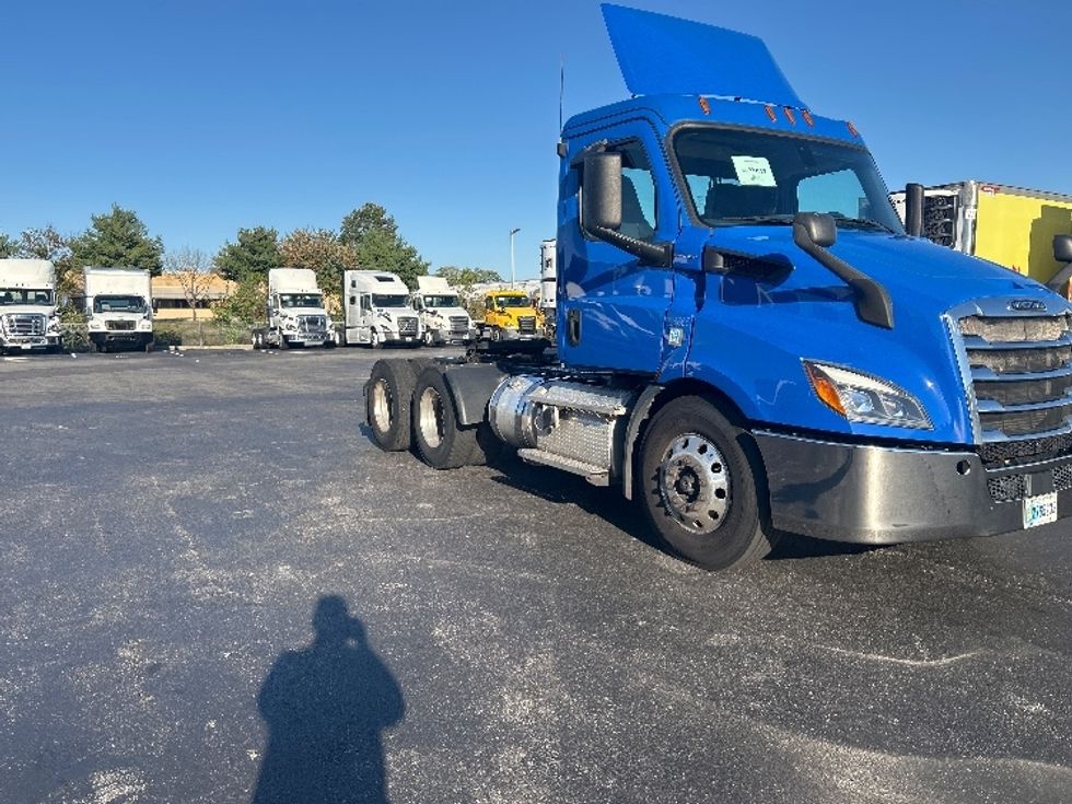 Day Cab Tractor-Heavy Duty Tractors-Freightliner-2019-T11664ST-Swedesboro-NJ-297,528\n\t\tmiles-$ 44,000 - Image 3