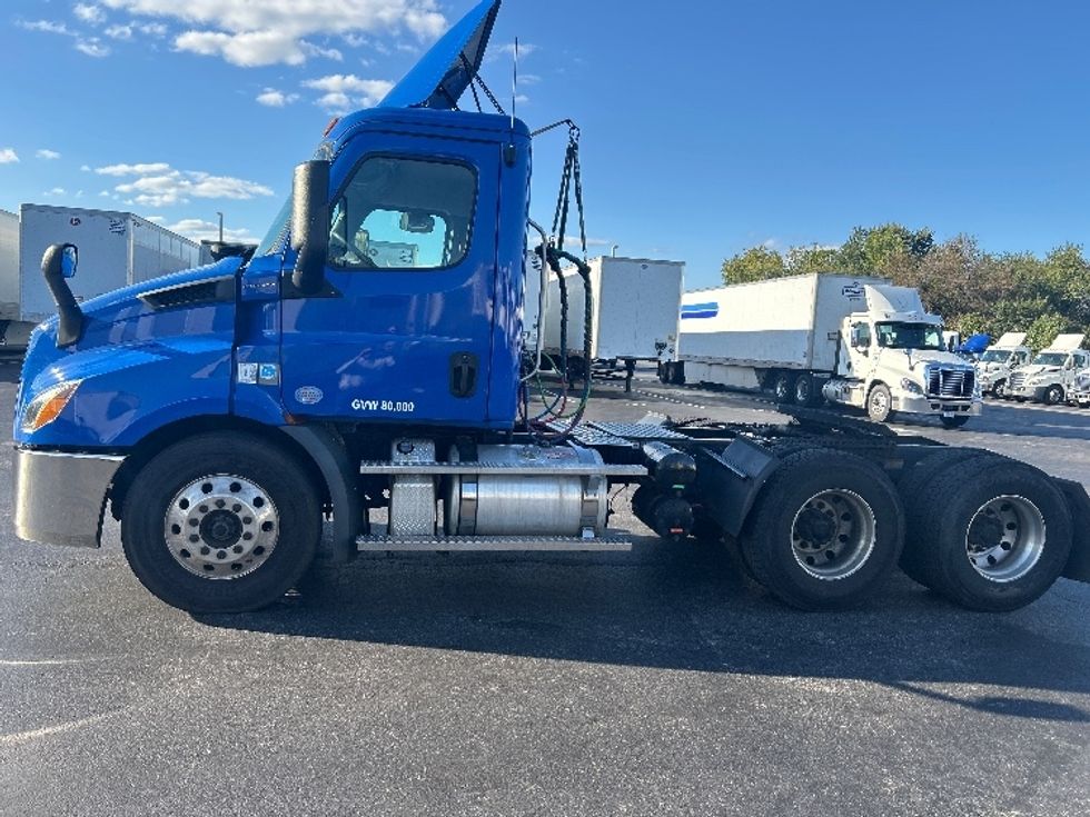 Day Cab Tractor-Heavy Duty Tractors-Freightliner-2019-T11664ST-Swedesboro-NJ-297,528\n\t\tmiles-$ 44,000 - Image 4