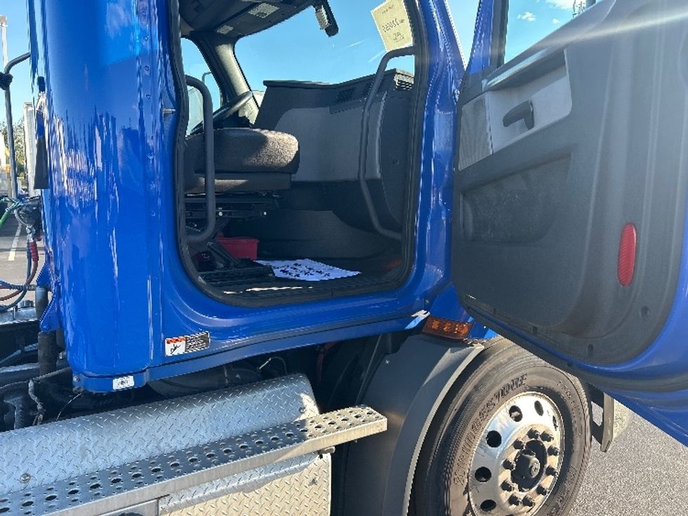 Day Cab Tractor-Heavy Duty Tractors-Freightliner-2019-T11664ST-Swedesboro-NJ-302,256\n\t\tmiles-$ 36,750 - Image 12