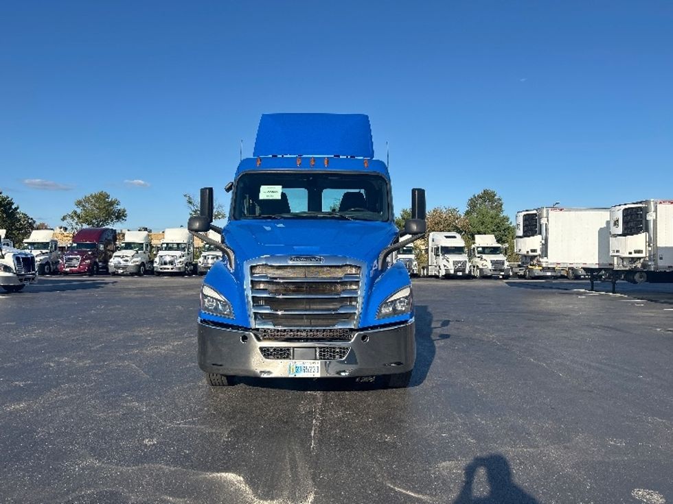 Day Cab Tractor-Heavy Duty Tractors-Freightliner-2019-T11664ST-Swedesboro-NJ-302,256\n\t\tmiles-$ 36,750 - Image 2