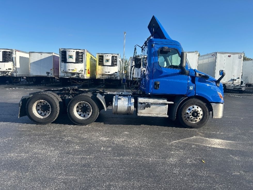 Day Cab Tractor-Heavy Duty Tractors-Freightliner-2019-T11664ST-Swedesboro-NJ-302,256\n\t\tmiles-$ 36,750 - Image 8
