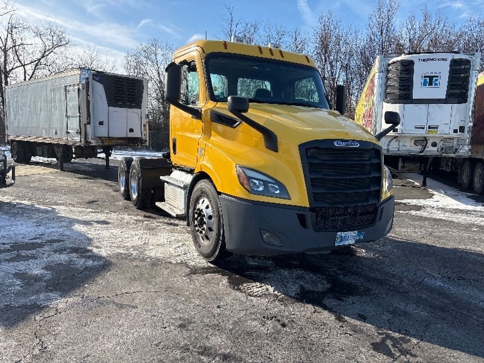 Day Cab Tractor-Heavy Duty Tractors-Freightliner-2019-T11664ST-Swedesboro-NJ-315,683\n\t\tmiles-$ 48,750 - Image 1
