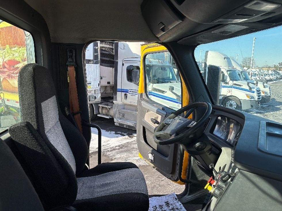 Day Cab Tractor-Heavy Duty Tractors-Freightliner-2019-T11664ST-Swedesboro-NJ-315,683\n\t\tmiles-$ 48,750 - Image 14
