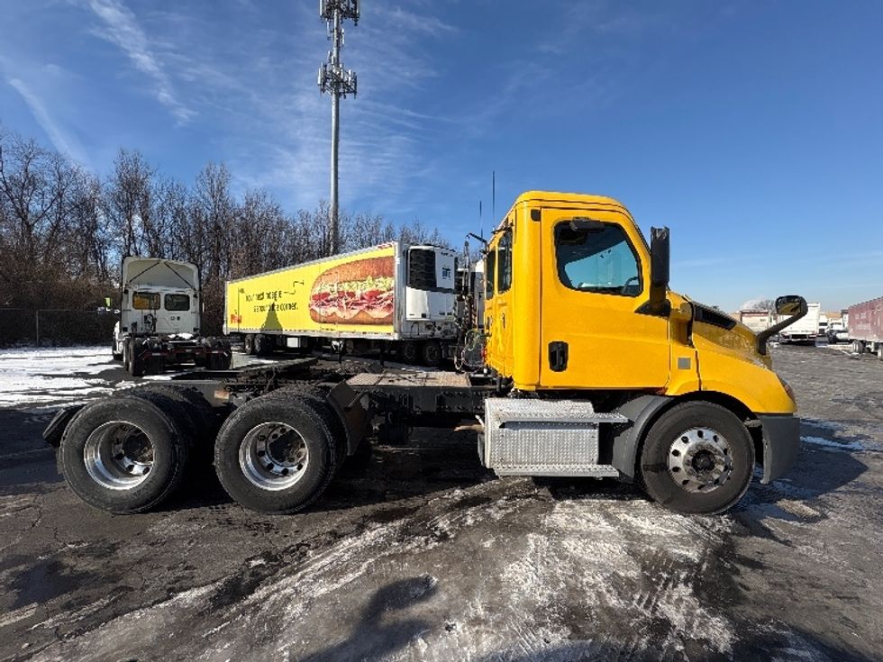 Day Cab Tractor-Heavy Duty Tractors-Freightliner-2019-T11664ST-Swedesboro-NJ-315,683\n\t\tmiles-$ 48,750 - Image 8