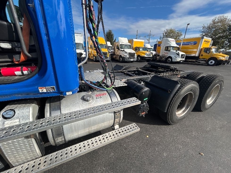 Day Cab Tractor-Heavy Duty Tractors-Freightliner-2019-T11664ST-Swedesboro-NJ-326,953\n\t\tmiles-$ 42,500 - Image 17