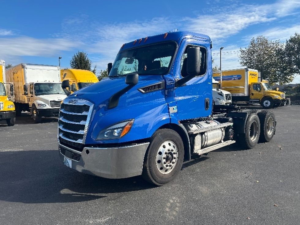 Day Cab Tractor-Heavy Duty Tractors-Freightliner-2019-T11664ST-Swedesboro-NJ-328,757\n\t\tmiles-$ 37,250 - Image 1