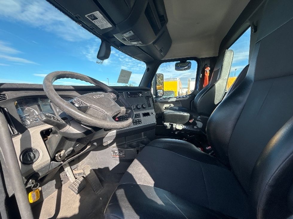 Day Cab Tractor-Heavy Duty Tractors-Freightliner-2019-T11664ST-Swedesboro-NJ-328,757\n\t\tmiles-$ 37,250 - Image 10
