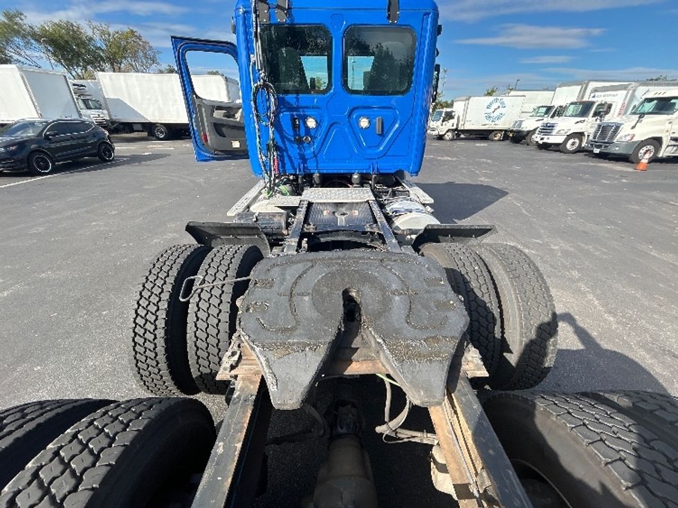 Day Cab Tractor-Heavy Duty Tractors-Freightliner-2019-T11664ST-Swedesboro-NJ-328,757\n\t\tmiles-$ 37,250 - Image 17