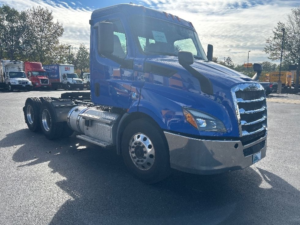 Day Cab Tractor-Heavy Duty Tractors-Freightliner-2019-T11664ST-Swedesboro-NJ-328,757\n\t\tmiles-$ 37,250 - Image 3