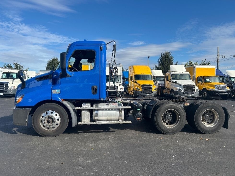 Day Cab Tractor-Heavy Duty Tractors-Freightliner-2019-T11664ST-Swedesboro-NJ-328,757\n\t\tmiles-$ 37,250 - Image 4