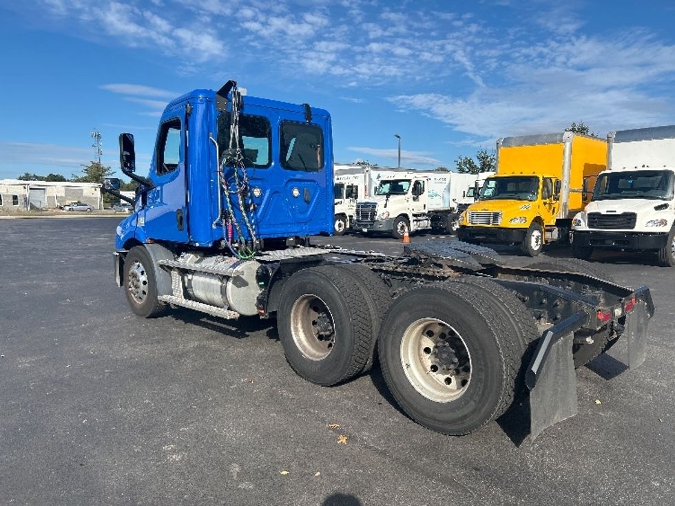 Day Cab Tractor-Heavy Duty Tractors-Freightliner-2019-T11664ST-Swedesboro-NJ-328,757\n\t\tmiles-$ 37,250 - Image 5