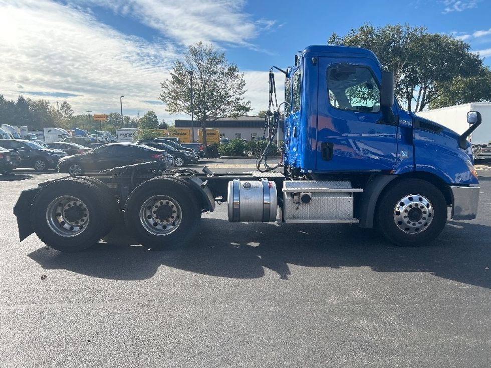 Day Cab Tractor-Heavy Duty Tractors-Freightliner-2019-T11664ST-Swedesboro-NJ-328,757\n\t\tmiles-$ 37,250 - Image 8