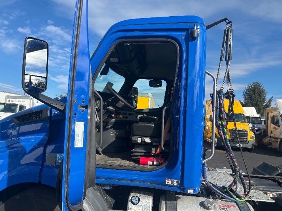 Day Cab Tractor-Heavy Duty Tractors-Freightliner-2019-T11664ST-Swedesboro-NJ-328,757\n\t\tmiles-$ 37,250 - Image 9
